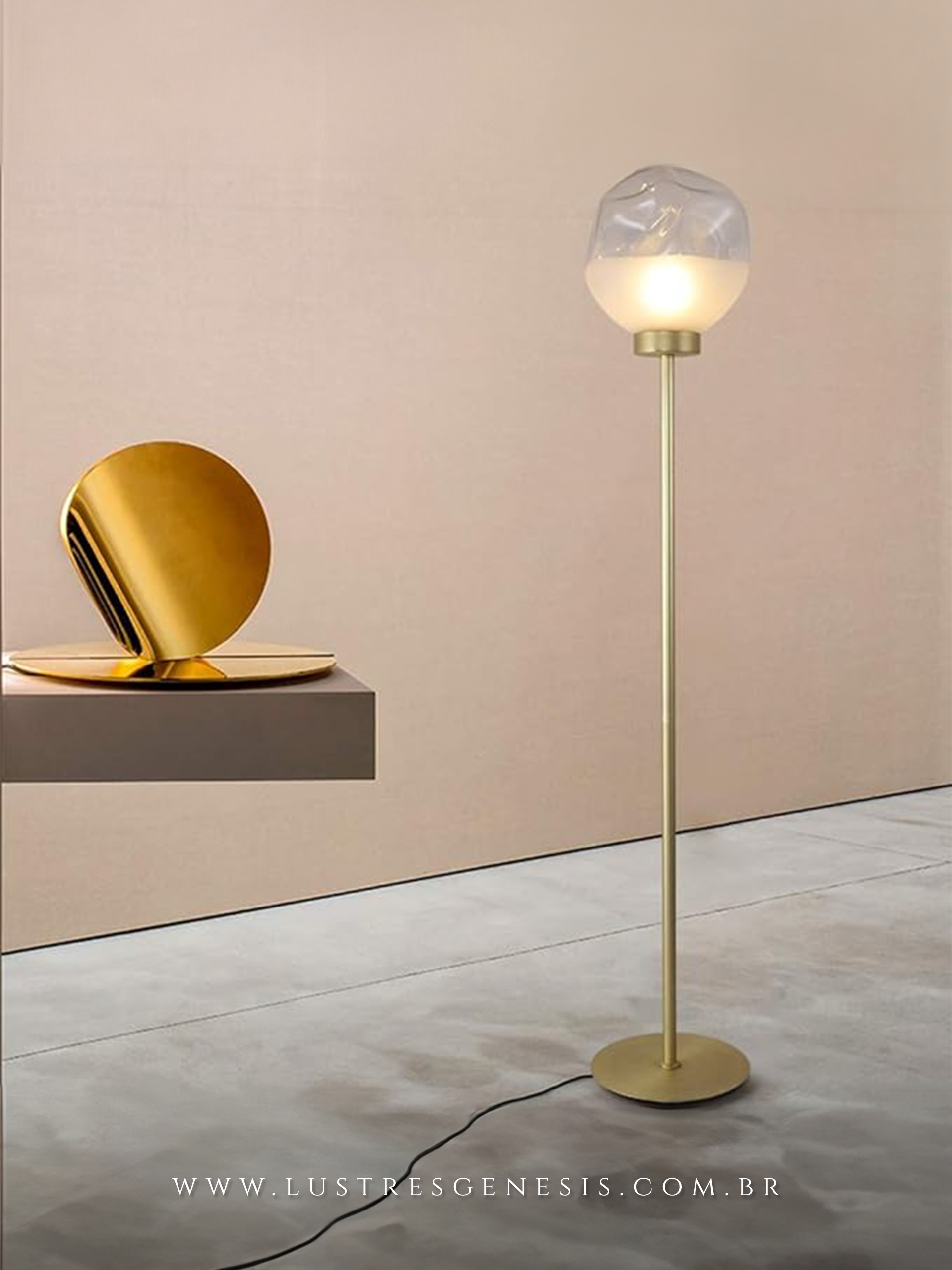 Luminária de coluna Cyril com base dourada e cúpula de vidro translúcido, ideal para ambientes modernos.